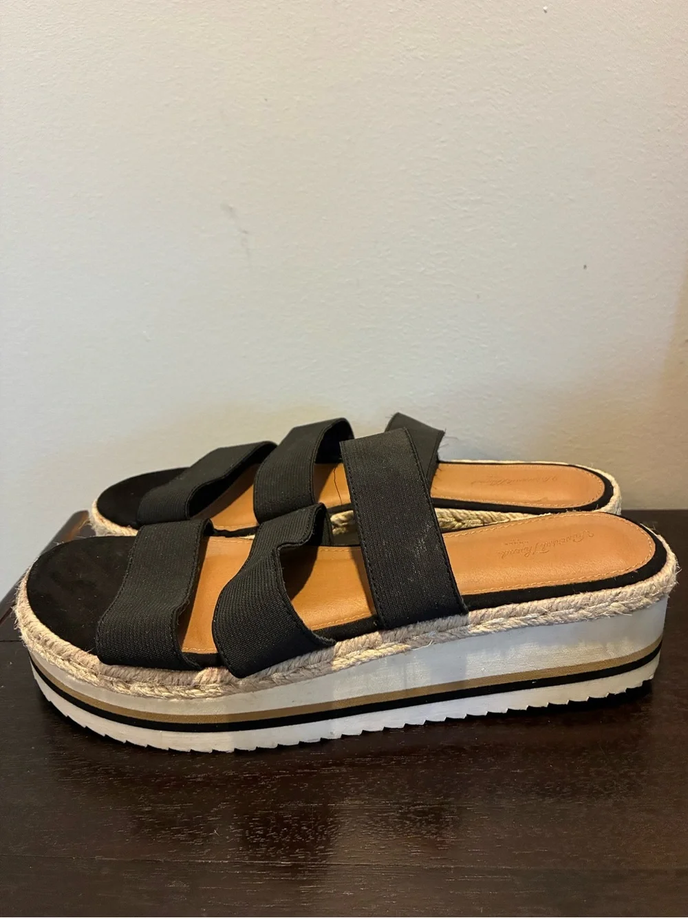 Universal Thread Women's Florence Sporty Platform Sandals in black with stretch